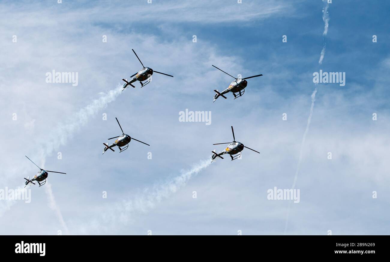 La formazione di cinque elicotteri militari vola a terra. Elicotteri militari e aerei nel cielo. Parata delle forze aeree Foto Stock