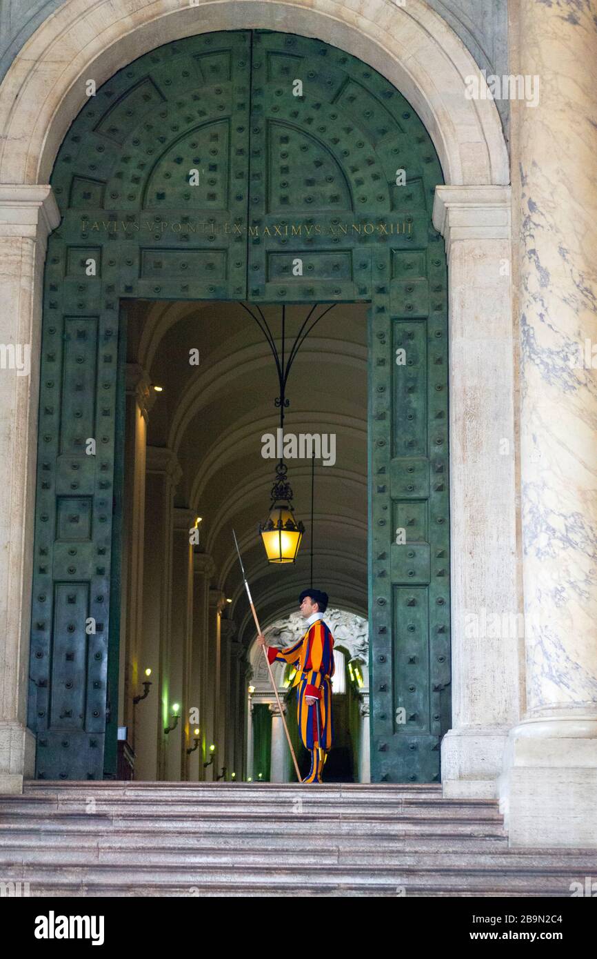 Porta di Bronzo della`s Basilica di San Pietro con la Guardia Svizzera che tiene l'alambera all'ingresso della città del Vaticano Roma Foto Stock