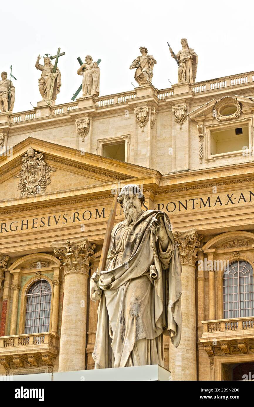 Statua dell'apostolo Paolo di fronte alla Basilica di San Pietro`s, Città del Vaticano Roma, Italia Foto Stock