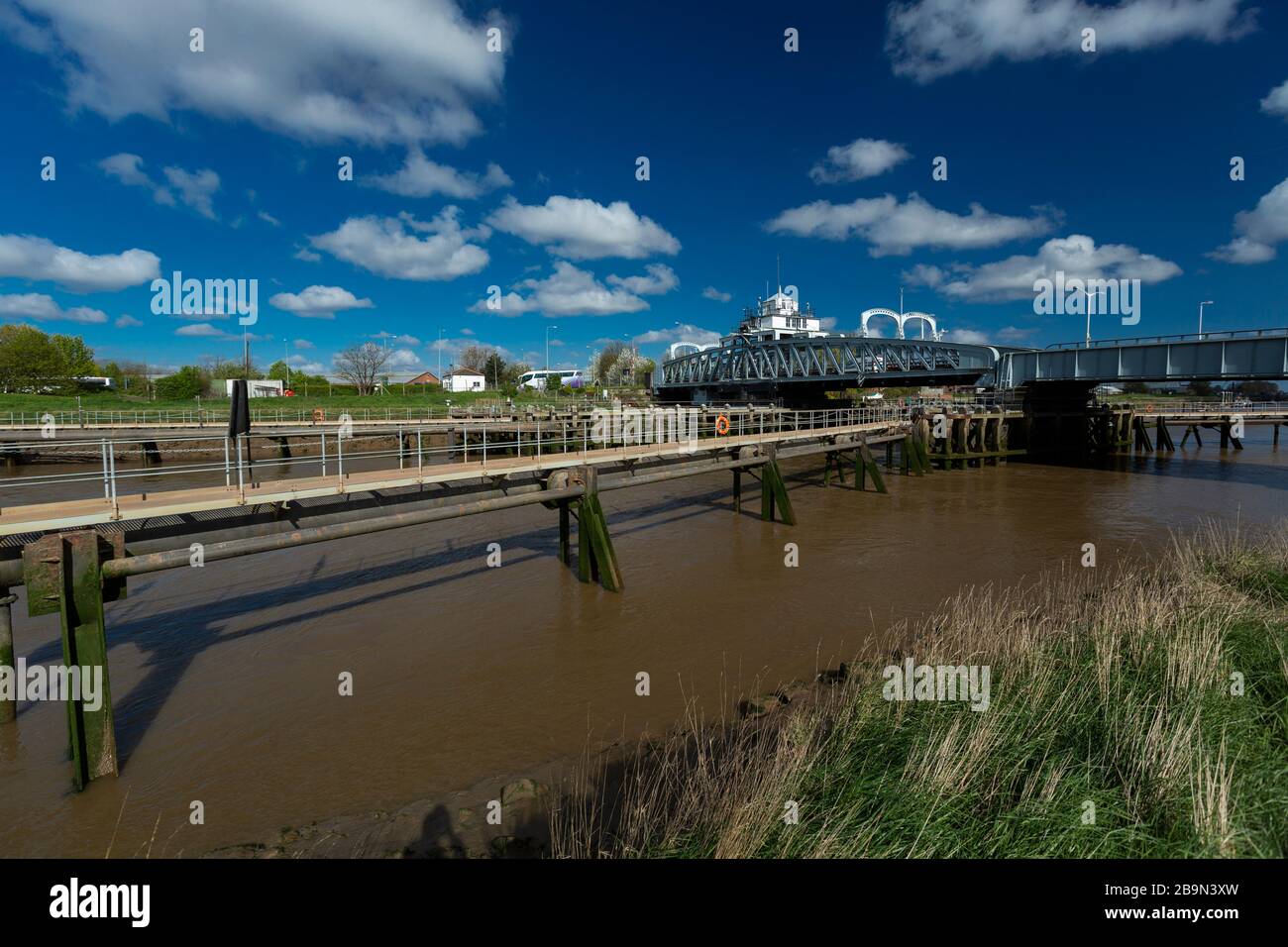 Sutton Bridge, Lincolnshire, Regno Unito, aprile 2014, Sutton Bridge Historic Crosskeys Swing Bridge sul fiume Nene Foto Stock