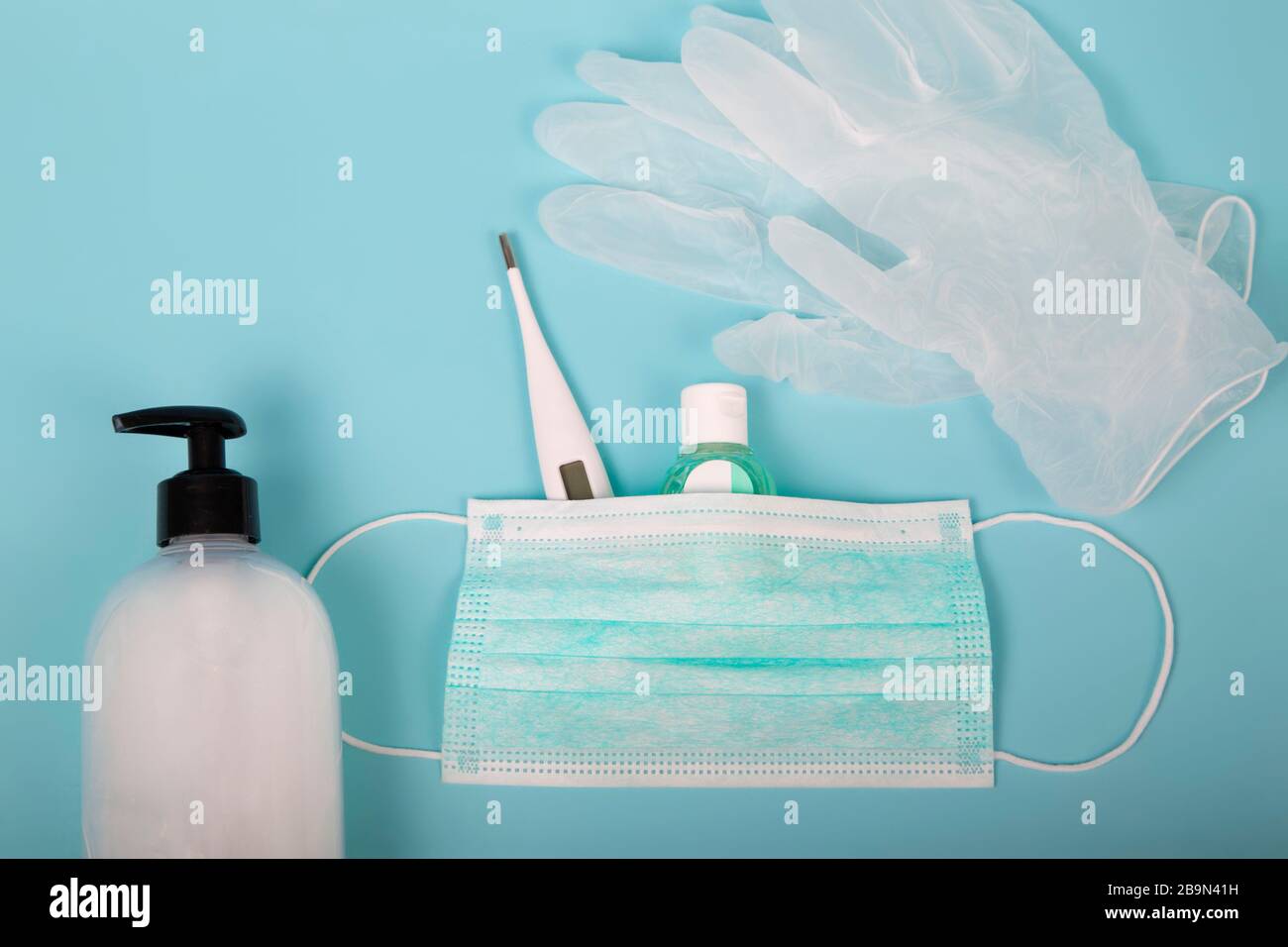 Prodotti di igiene personale e protezione molto importanti per il trattamento. Maschera chirurgica, termometro, gel disinfettante, guanti in lattice e sapone liquido per le mani Foto Stock