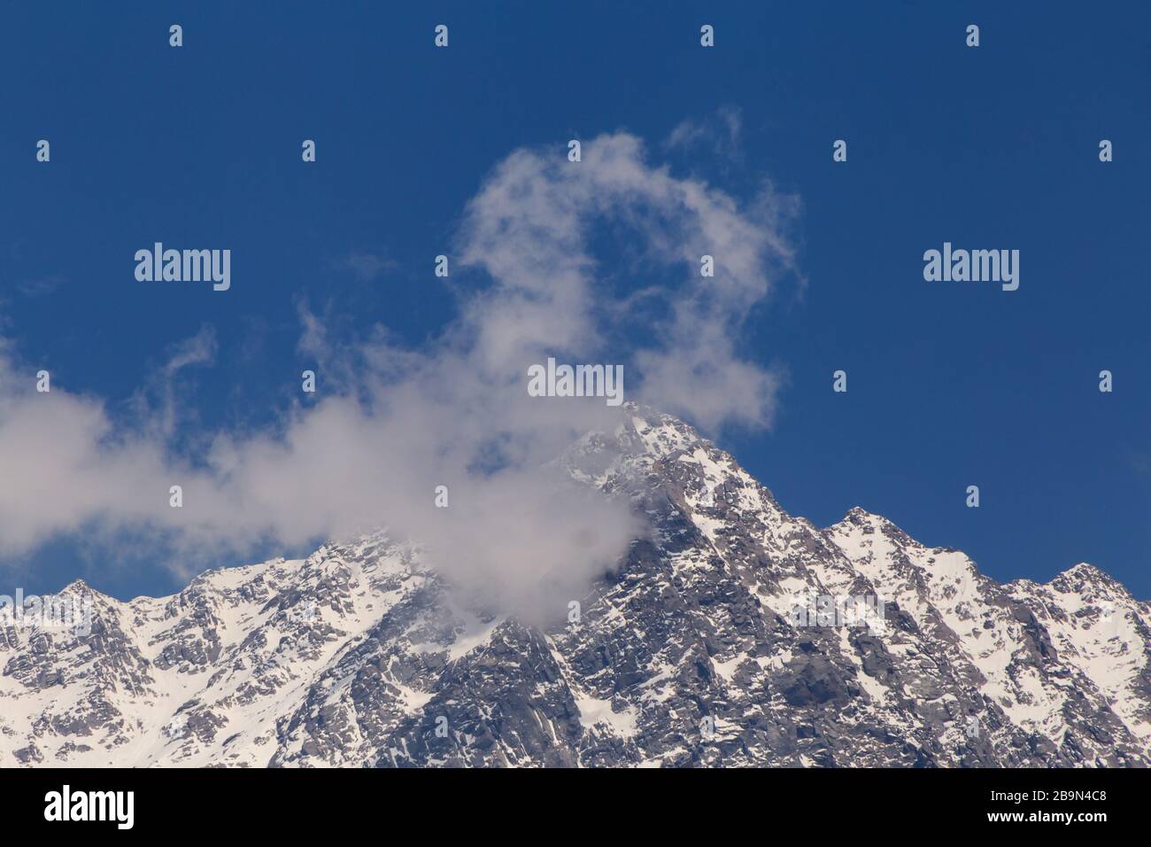 Vista sulla cima nevosa di Dhauadhar in Himalaya da Dharamsala, India Foto Stock