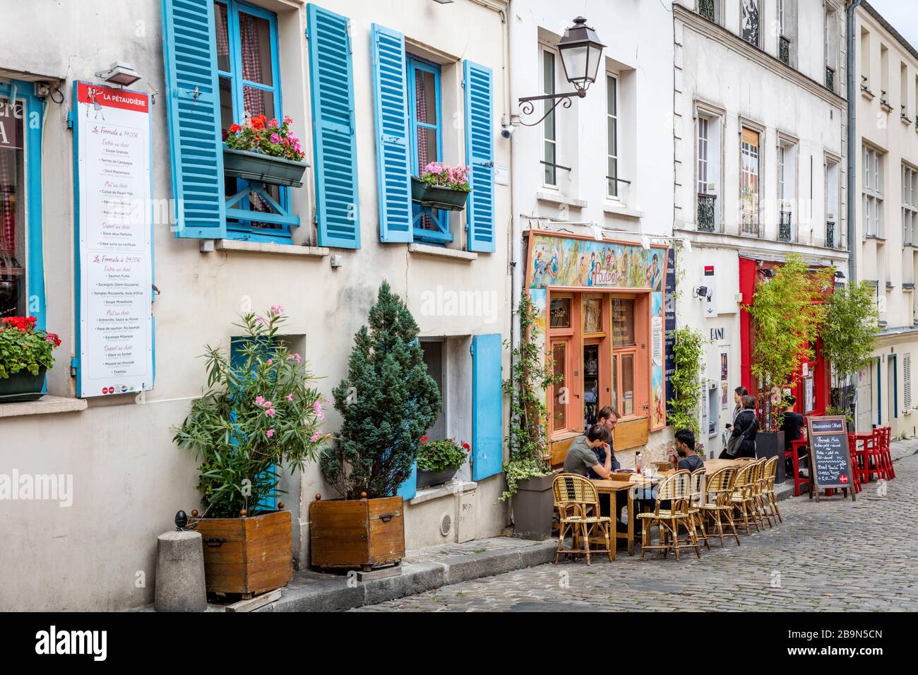 Ristoranti all'aperto lungo Rue Poulbot a Montmartre, Parigi, Francia Foto Stock
