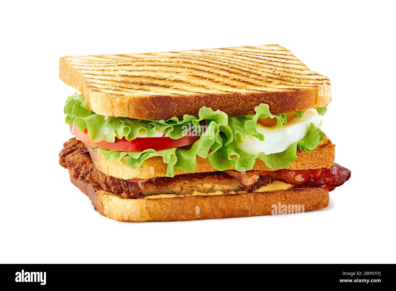 Club sandwich con pollo fritto, pancetta e uova su bianco Foto Stock