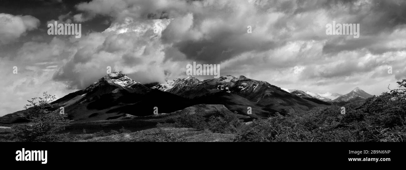 Vista su Cerro Mocho o la Hoya e il Monte Campana vicino a Puerto Natales città, Patagonia, Cile, Sud America Foto Stock