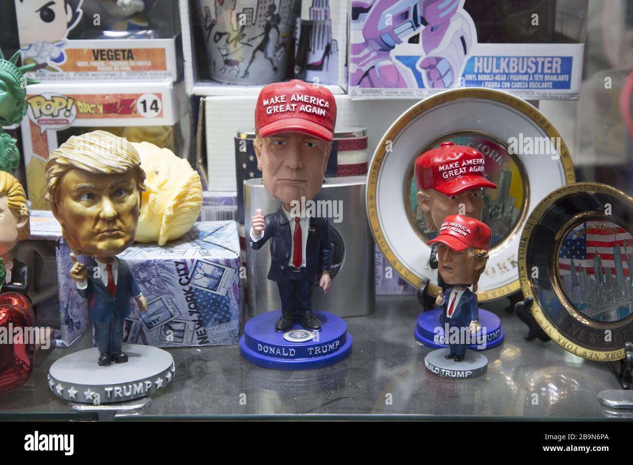 Bambole Donald Trump esposte nella finestra di un negozio di souvenir nel centro di Manhattan. Foto Stock