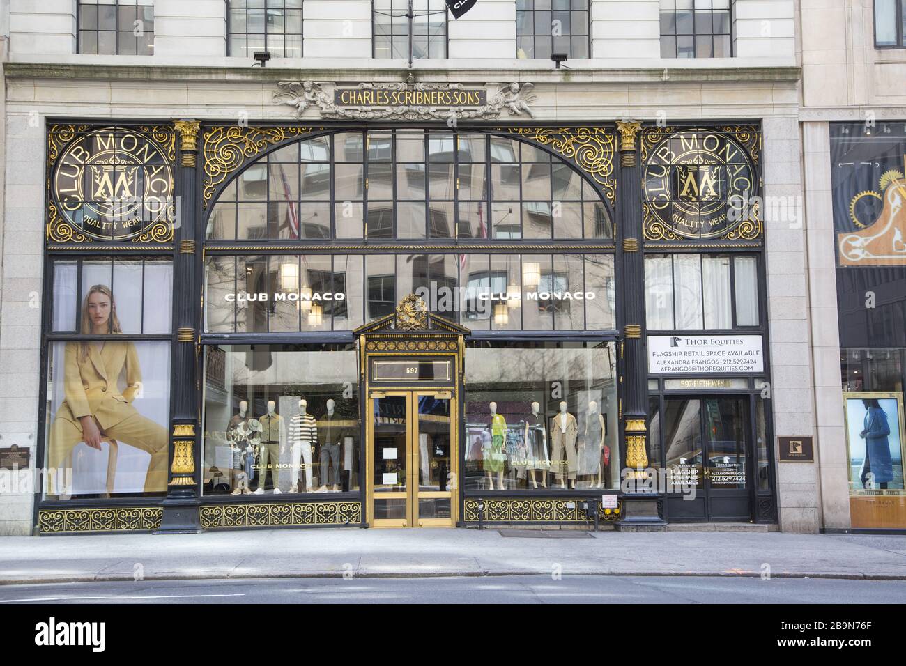 Negozi chiusi su una 5th Avenue vuota nel centro di Manhattan a causa della diffusione del Coronavirus. Foto Stock