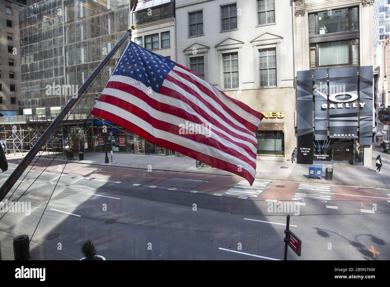 La bandiera americana vola su una città fantasma come 5th Avenue nel centro di Manhattan. Foto Stock