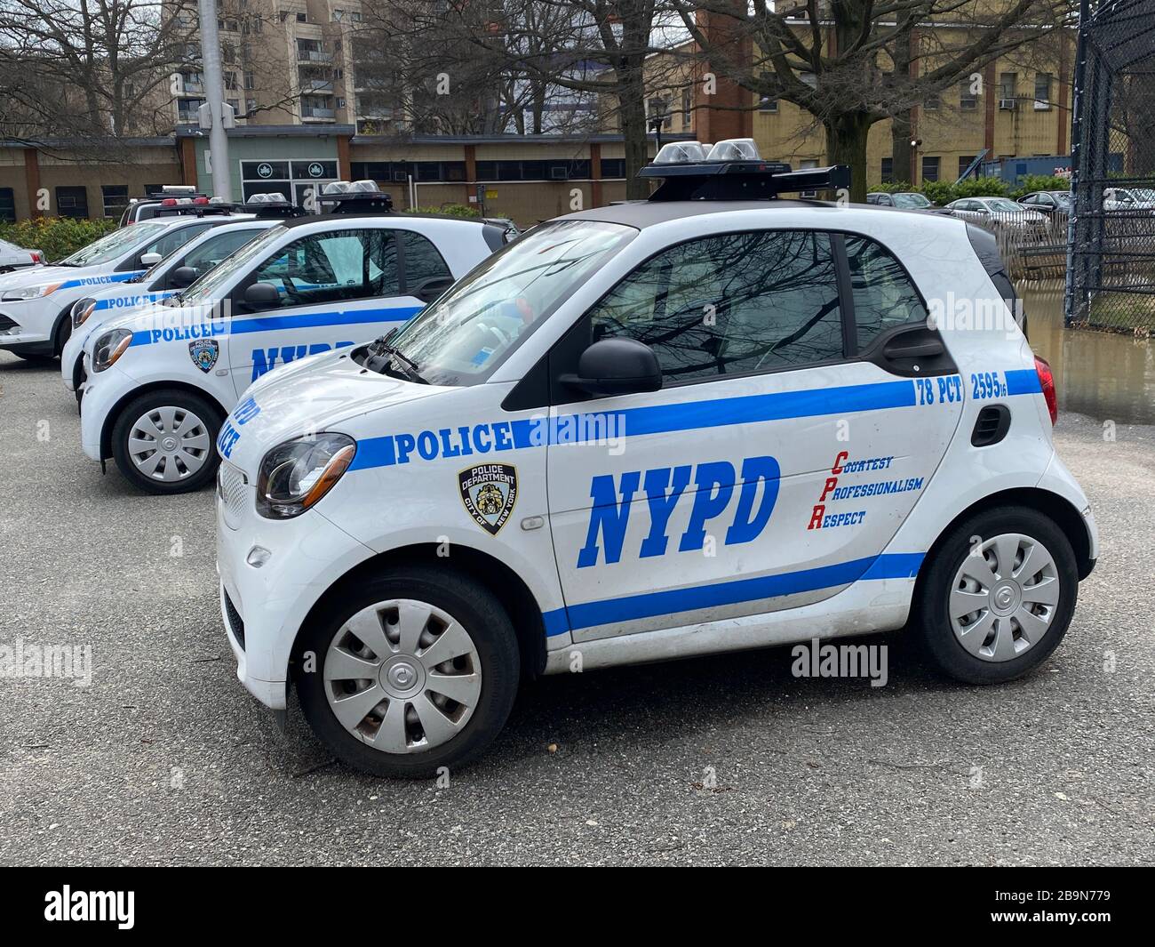 La NYPD sta facendo la sua parte per combattere il cambiamento climatico con la sua flotta di mini poliziotto note come Smart ForTwo da Made by Daimler. Foto Stock