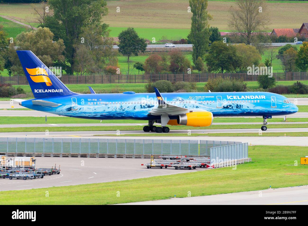 Icelandair Boeing 757 con livrea speciale colorata per il ghiacciaio Vatnajökull. Aereo registrato come TF-FIR in arrivo all'aeroporto di Zurigo Kloten. Foto Stock