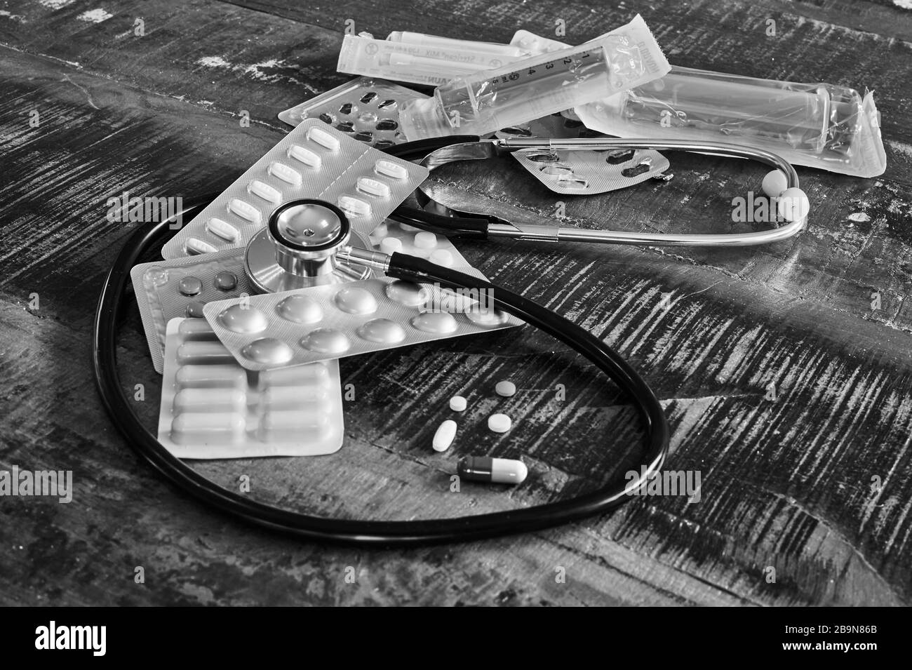 Berlino, Germania - 2 marzo 2020: Foto in bianco e nero di vari oggetti medici, come stetoscopi e tavolette, per il trattamento e la prevenzione Foto Stock