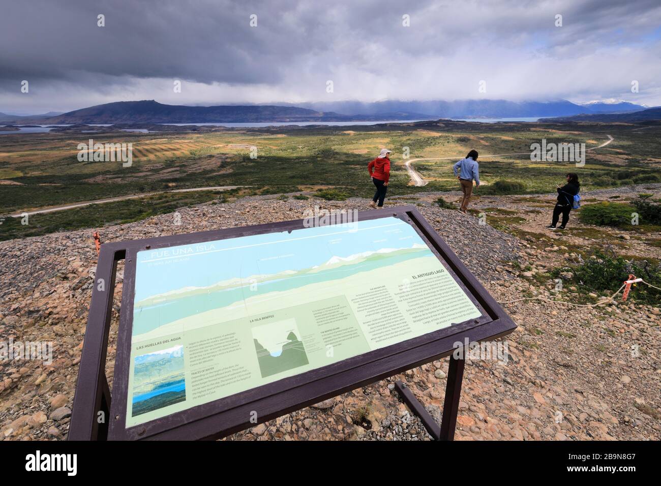 Punto di osservazione sulla Grotta di Mylodon (monumento naturale Cueva del Milodon), la città di Puerto Natales, Patagonia, Cile, Sud America Foto Stock