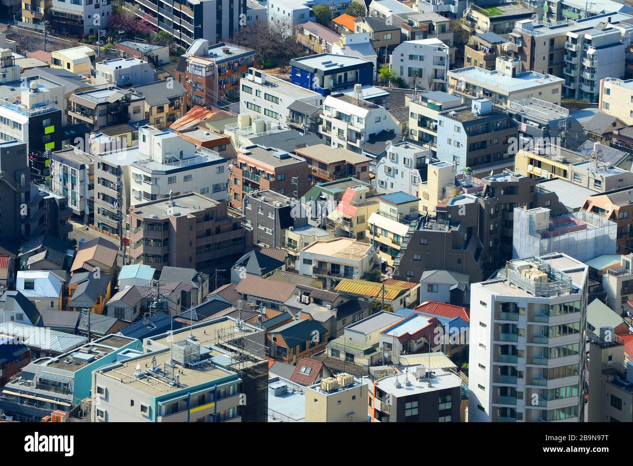 Vista aerea della zona residenziale densamente popolata con più edifici ad appartamenti a Tokyo, Giappone. Coronamento di costruzioni residenziali in Asia. Foto Stock