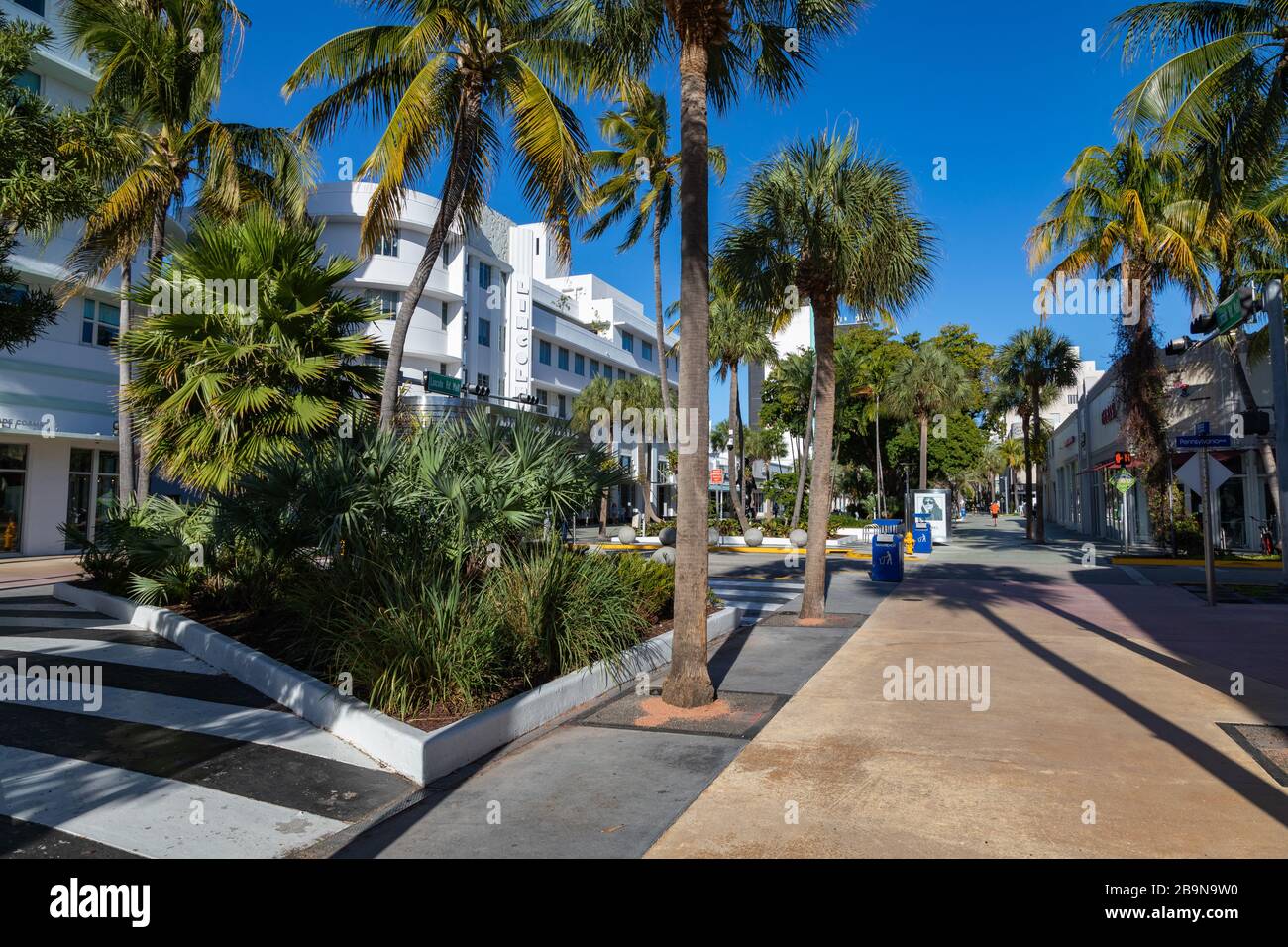 Miami Beach, Stati Uniti - 2020/03/23: Virtualmente vuota Lincoln Road durante la quarantena a causa del freno di Coronavirus Foto Stock