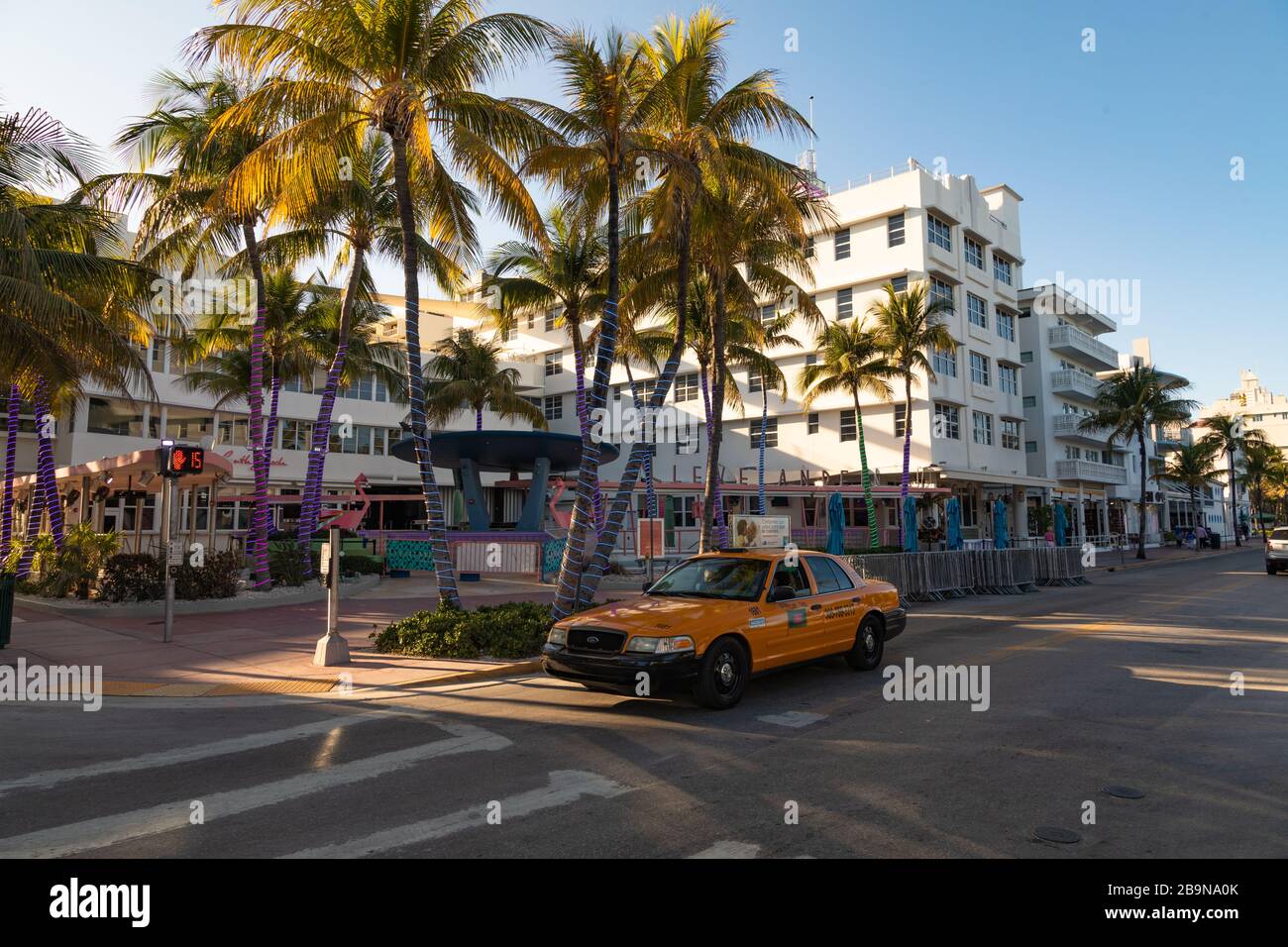 Miami Beach, Stati Uniti - 2020/03/23: Virtualmente vuoto Ocean Drive durante la quarantena a causa di Coronavirus freno Foto Stock
