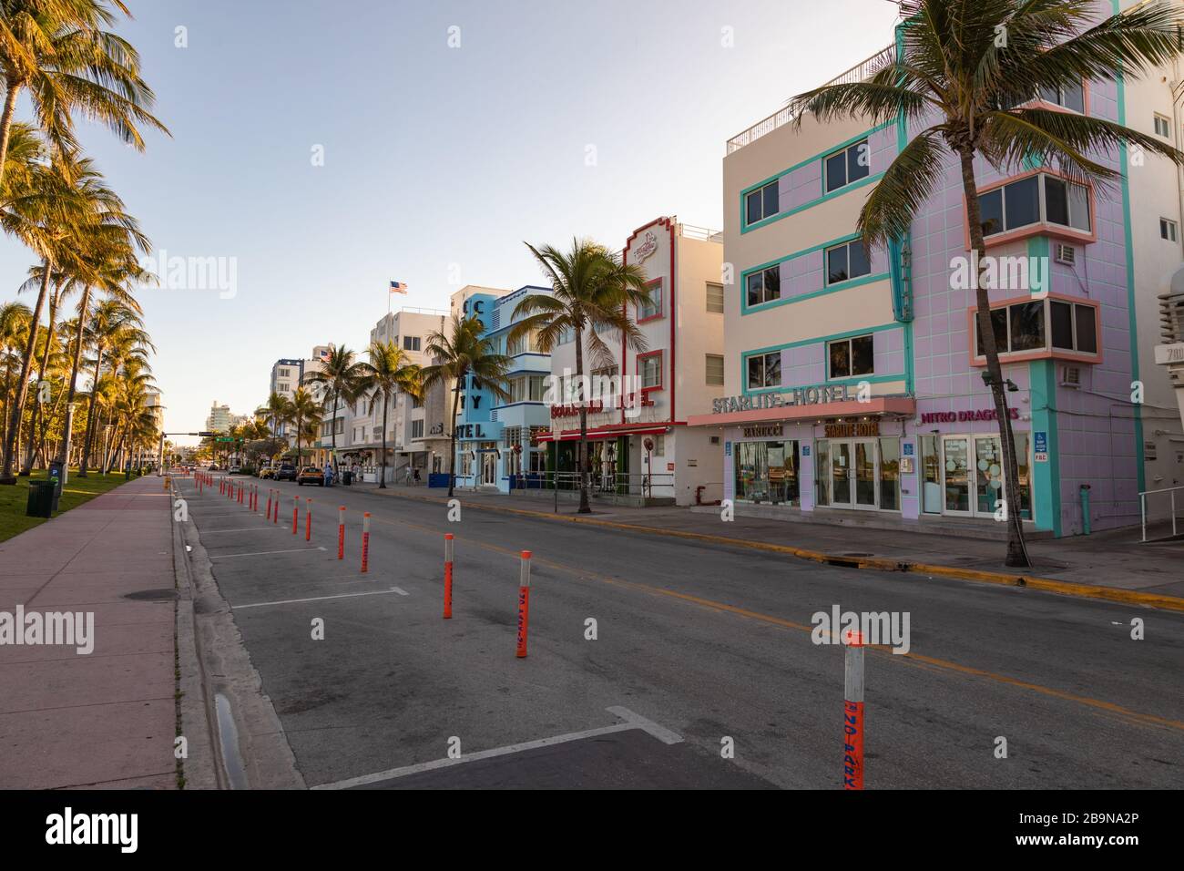 Miami Beach, Stati Uniti - 2020/03/23: Virtualmente vuoto Ocean Drive durante la quarantena a causa di Coronavirus freno Foto Stock