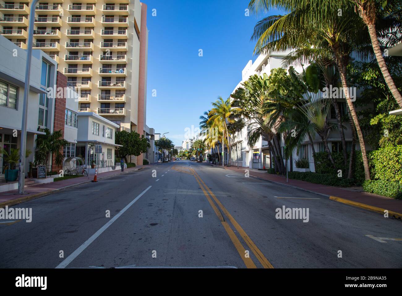 Miami Beach, Stati Uniti - 2020/03/23: Praticamente vuota Collins Avenue durante la quarantena a causa del freno di Coronavirus Foto Stock