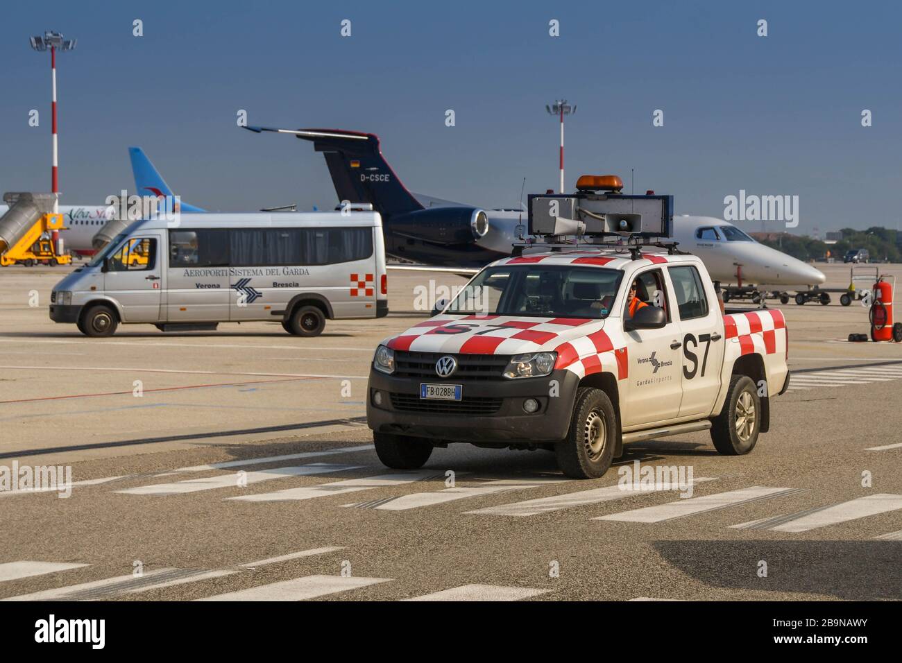 VERONA, ITALIA - SETTEMBRE 2018: Veicolo di Aeroporto Marshall con distintivi segni rosso e bianco Foto Stock