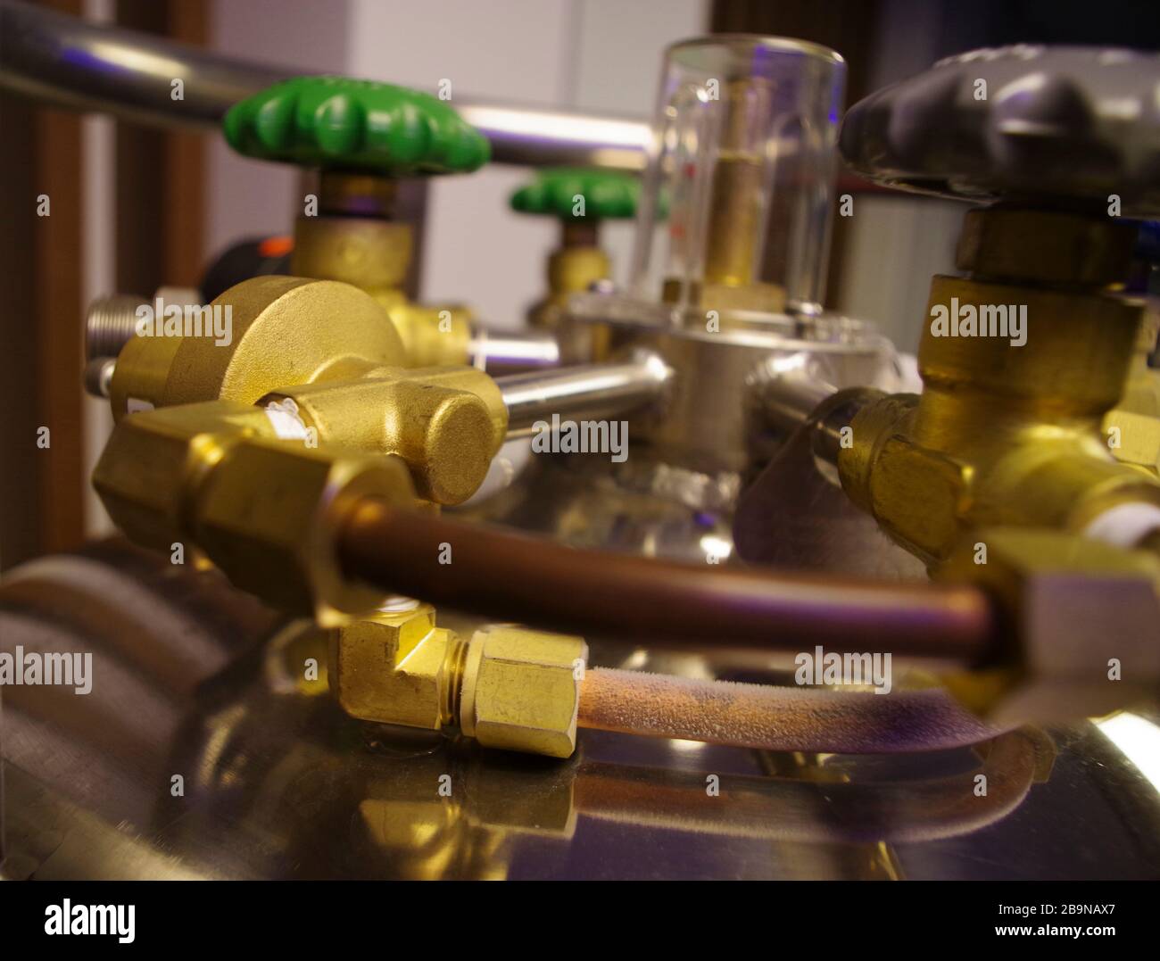 Recipiente criogenico. Tubi e valvole. Autocisterna con azoto liquido. Tubo metallico a vapore freddo Foto Stock