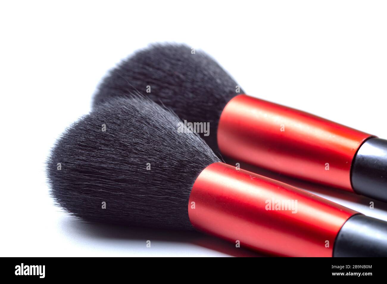 due pennelli per il trucco su sfondo bianco. Foto ravvicinata. Foto Stock