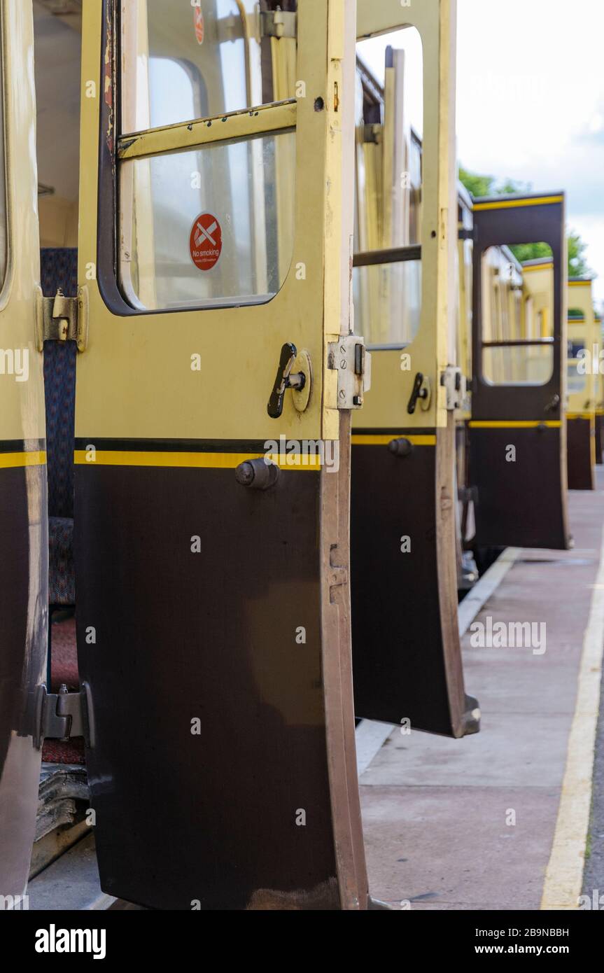 Porte della carrozza ferroviaria lasciate aperte Foto Stock