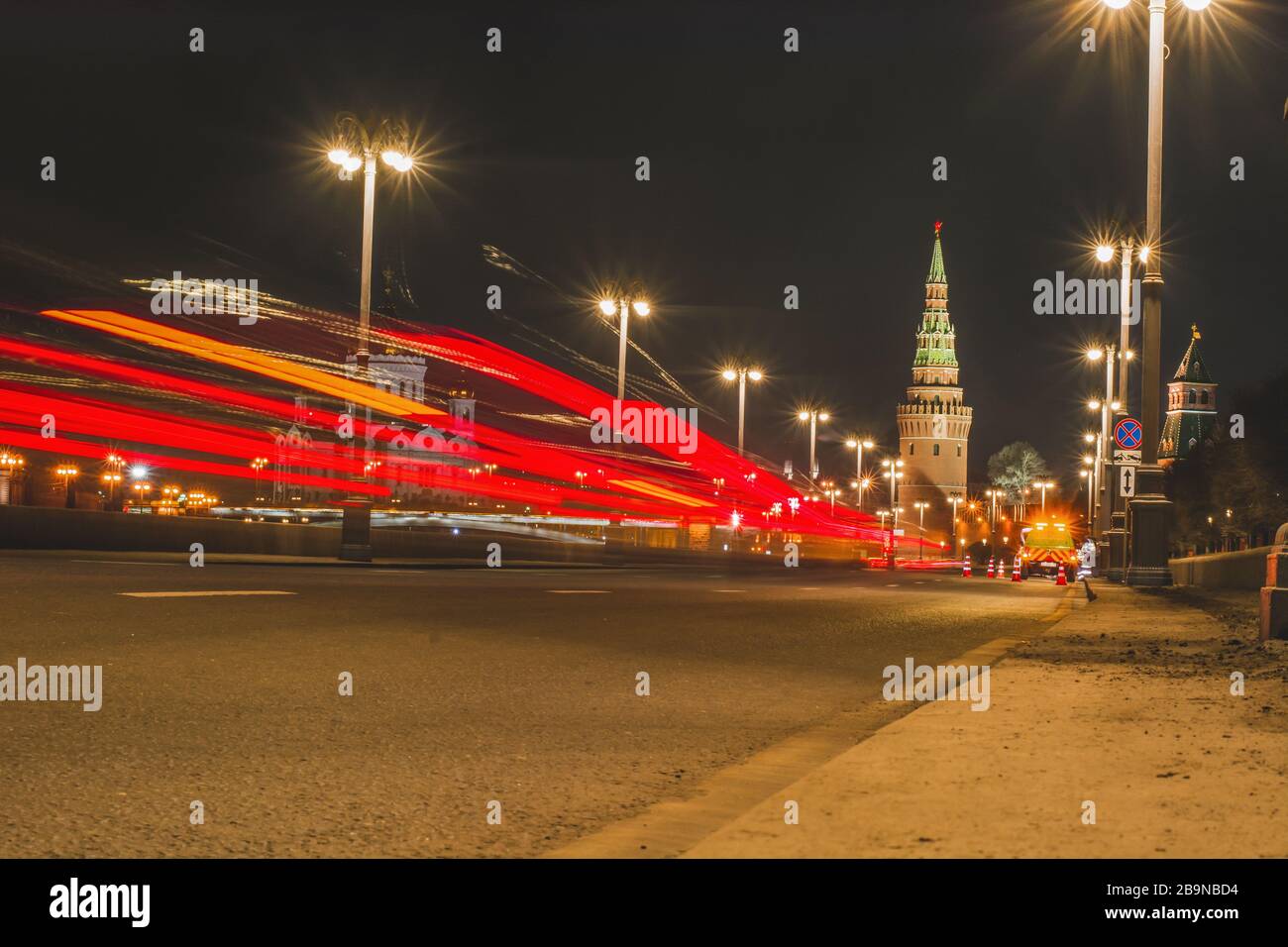 Raggi di luce rossi astratti dalle luci di stop della strada Foto Stock
