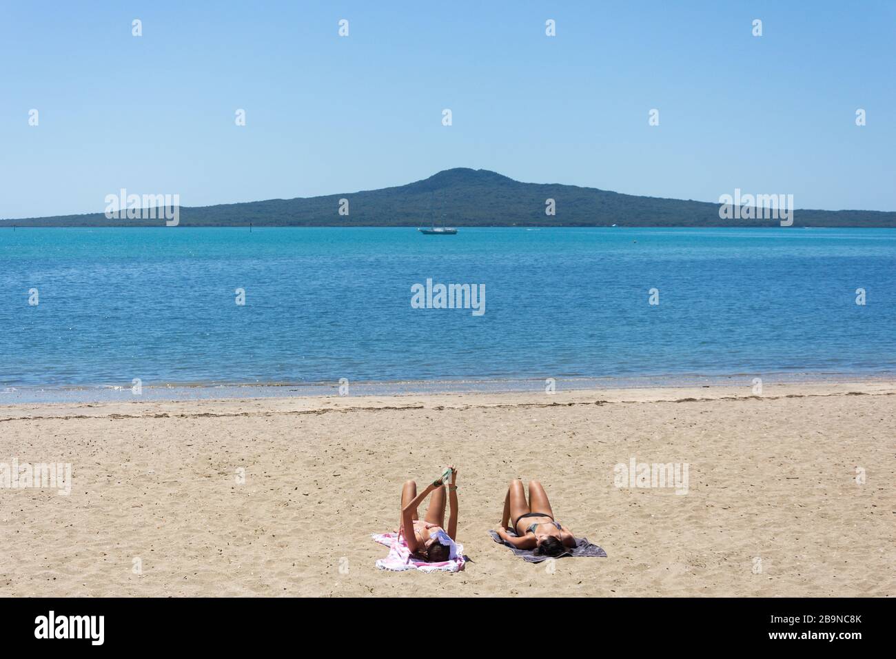 Mission Bay Beach mostra Rangitoto Island, Mission Bay, Auckland, Nuova Zelanda Foto Stock