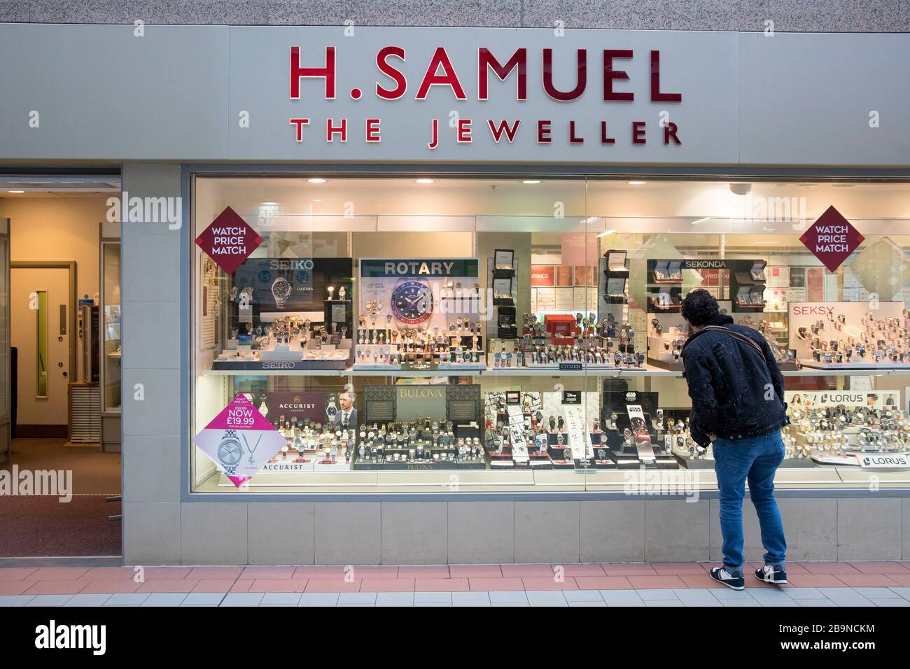 Un cartello si trova sopra un negozio H Samuel Jewelers a Guildford, Surrey U.K. Venerdì 20 marzo 2020 Foto Stock