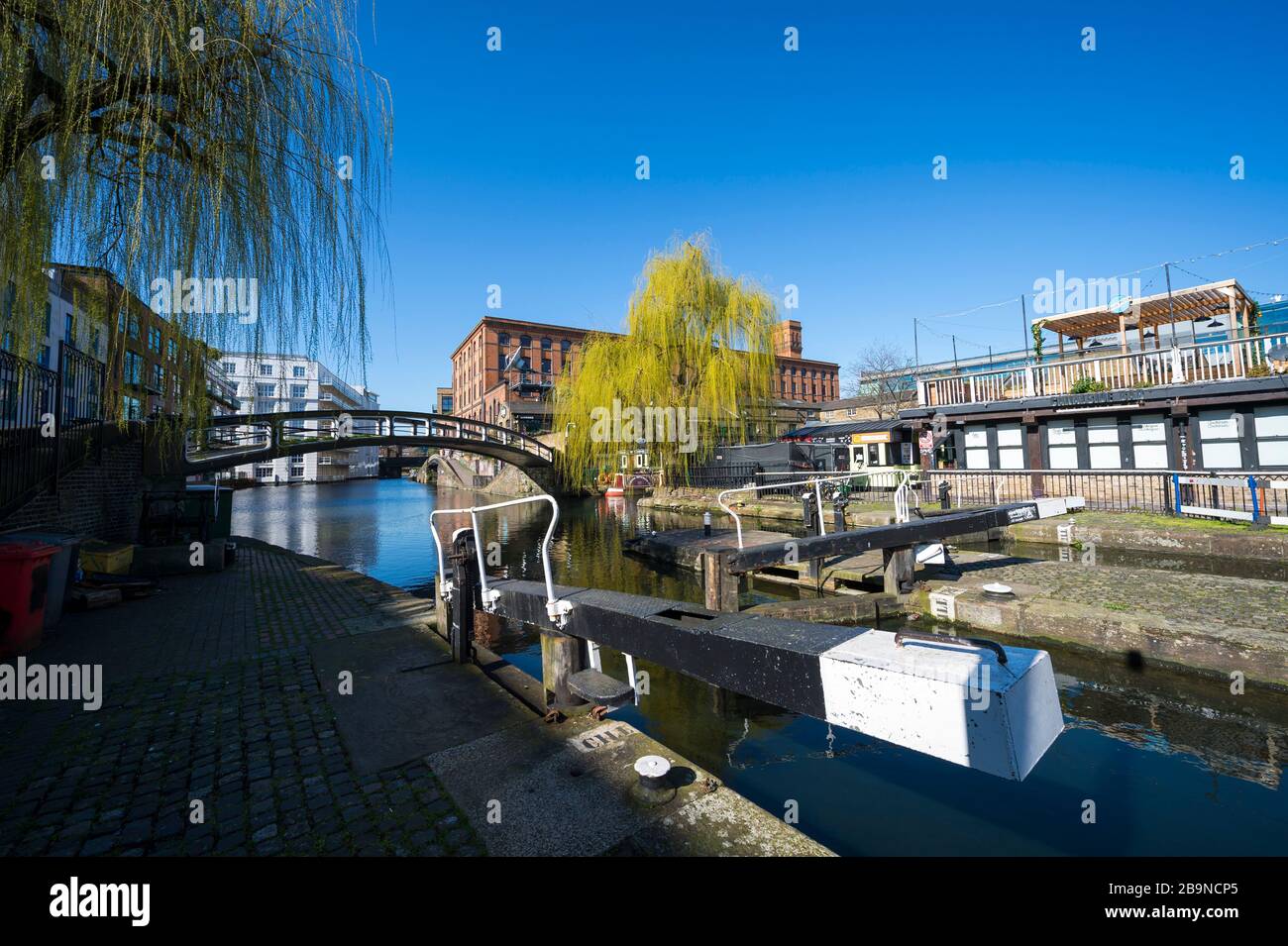 LONDRA - 23 MARZO, 2020: Il Camden Lock e il mercato, normalmente movimentato, sono silenziosi mentre la città si prepara ad entrare nel blocco a causa del Coronavirus. Foto Stock