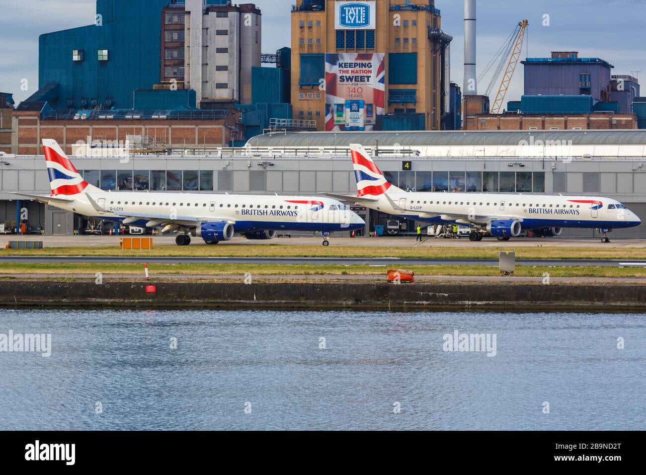 Londra, Regno Unito – 8 luglio 2019: British Airways BA CityFlyer Embraer 190 aeroplani all'aeroporto di London City (LCY) nel Regno Unito. Foto Stock