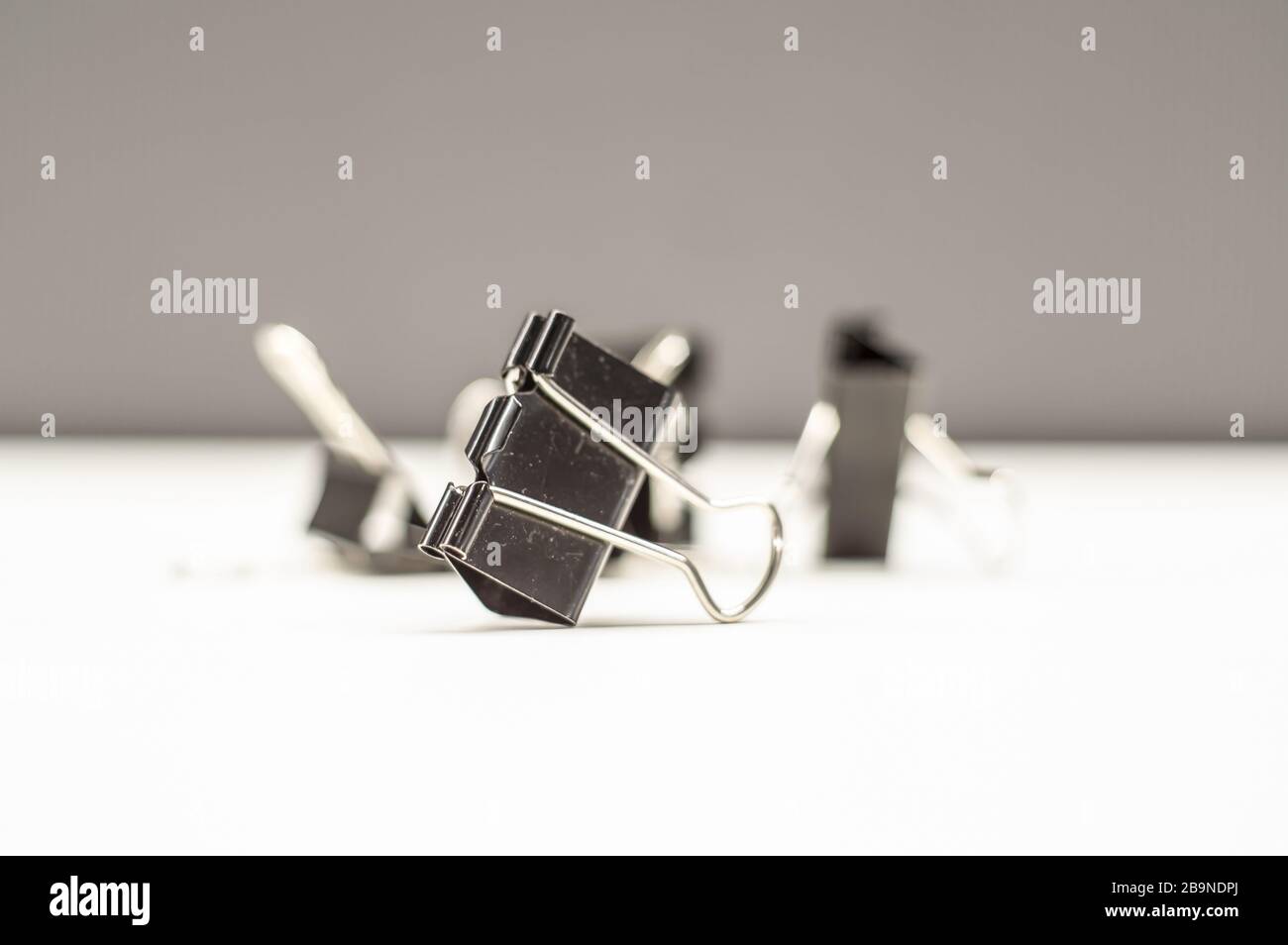 due grandi graffette nere per carta isolata Foto Stock