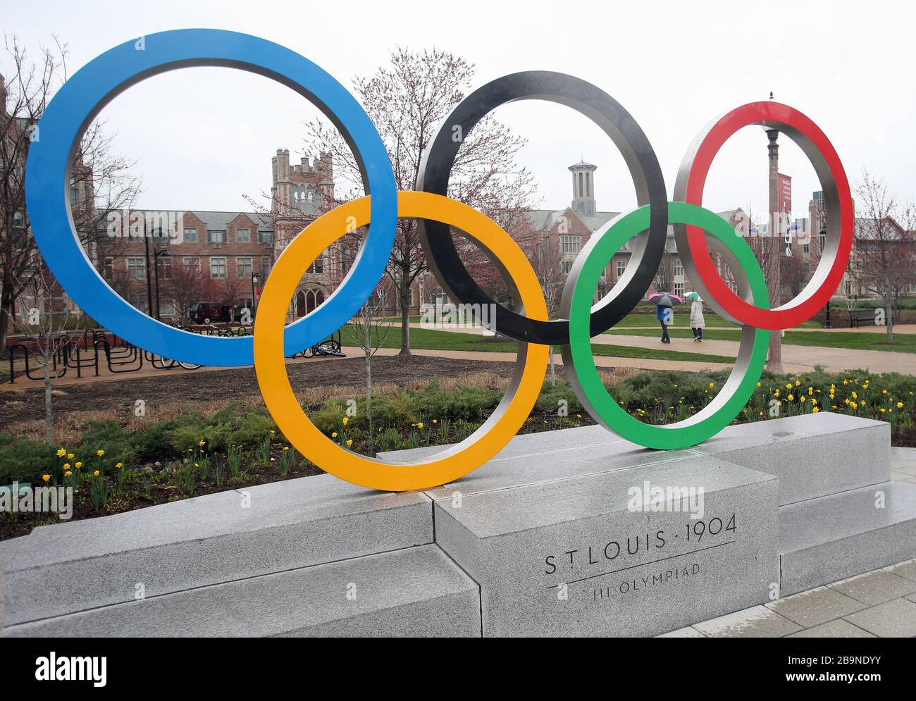 I visitatori del campus della Washington University passeranno a piedi davanti agli Olympic Rings e a Francis Field, sede delle Olimpiadi estive del 1904, a Clayton, Missouri, il 24 marzo 2020. A causa delle paure del Corovirus, il presidente del Comitato Olimpico Internazionale Thomas Bach ha accettato di rinviare le Olimpiadi di Tokyo 2020 di un anno. La cerimonia di apertura era prevista per luglio 24. La decisione arriva meno di 48 ore dopo che il Comitato Olimpico Internazionale ha detto che si stava concedendo quattro settimane per prendere una decisione. Foto di Bill Greenblatt/UPI Foto Stock