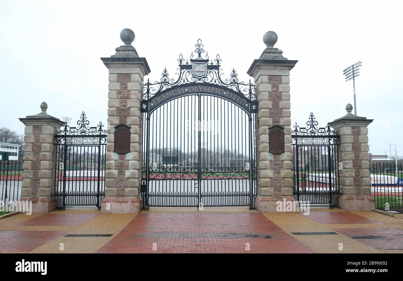 Francis Field della Washington University, sede delle Olimpiadi estive del 1904, a Clayton, Missouri, il 24 marzo 2020. A causa delle paure del Corovirus, il presidente del Comitato Olimpico Internazionale Thomas Bach ha accettato di rinviare le Olimpiadi di Tokyo 2020 di un anno. La cerimonia di apertura era prevista per luglio 24. La decisione arriva meno di 48 ore dopo che il Comitato Olimpico Internazionale ha detto che si stava concedendo quattro settimane per prendere una decisione. Foto di Bill Greenblatt/UPI Foto Stock