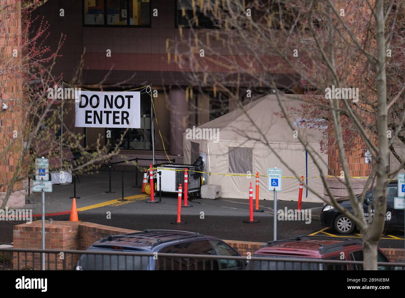 Portland, Stati Uniti. 24 Marzo 2020. All'esterno dell'ingresso di emergenza del Providence Medical Center di Portland, Ora., il 24 marzo 2020 viene raffigurata una tenda. Ieri il governatore Kate Brown ha emesso oggi un ordine esecutivo a livello statale per rimanere a casa, tranne per i bisogni essenziali, come più estreme misure di distanza sociale mirano a rallentare la diffusione del romanzo coronavirus (COVID-19) e appiattire la curva. (Foto di Alex Milan Tracy/Sipa USA) Credit: Sipa USA/Alamy Live News Foto Stock