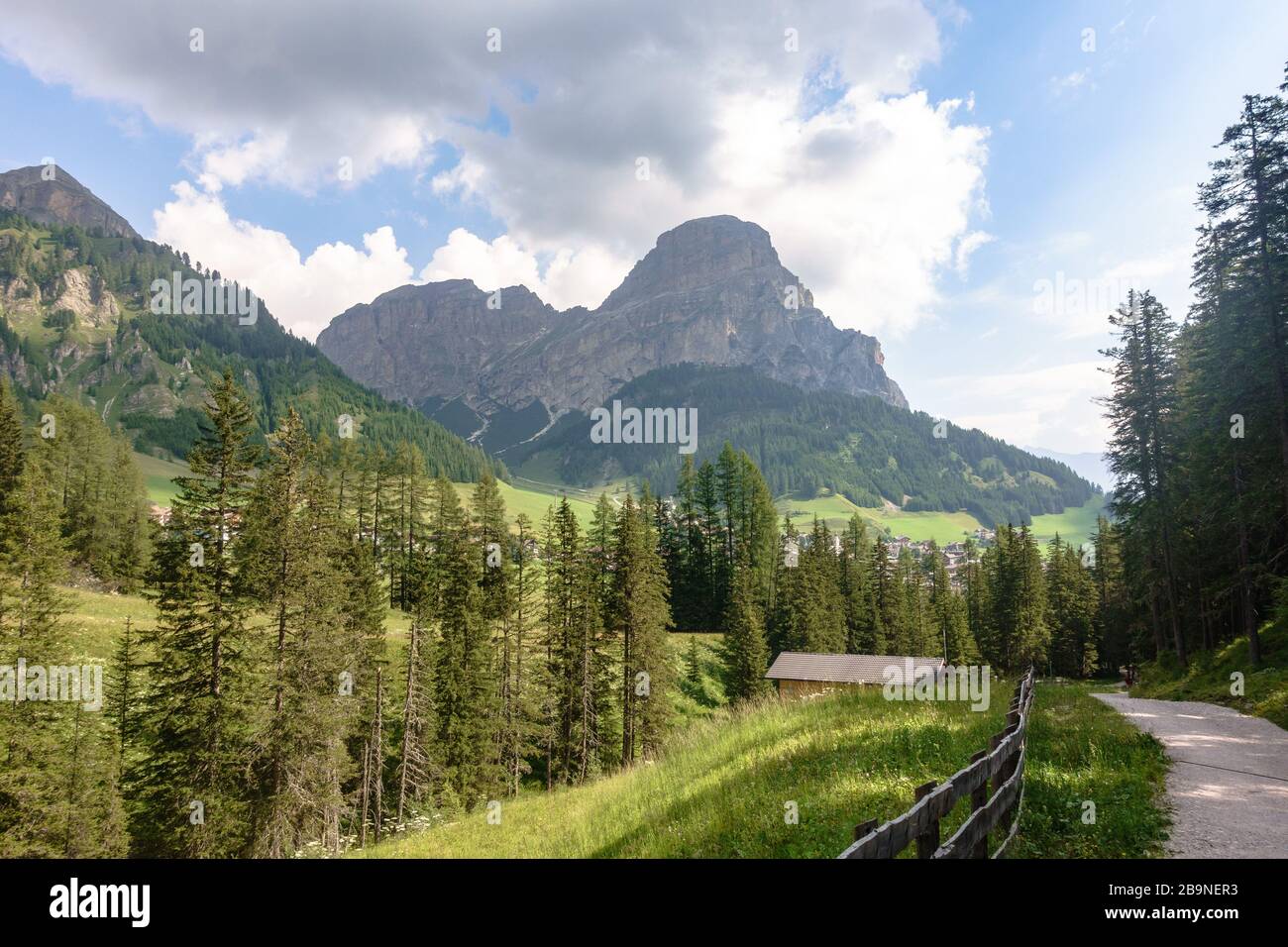 La vetta del Sassongher sorge sopra Colfosco nelle Dolomiti d'Italia Foto Stock