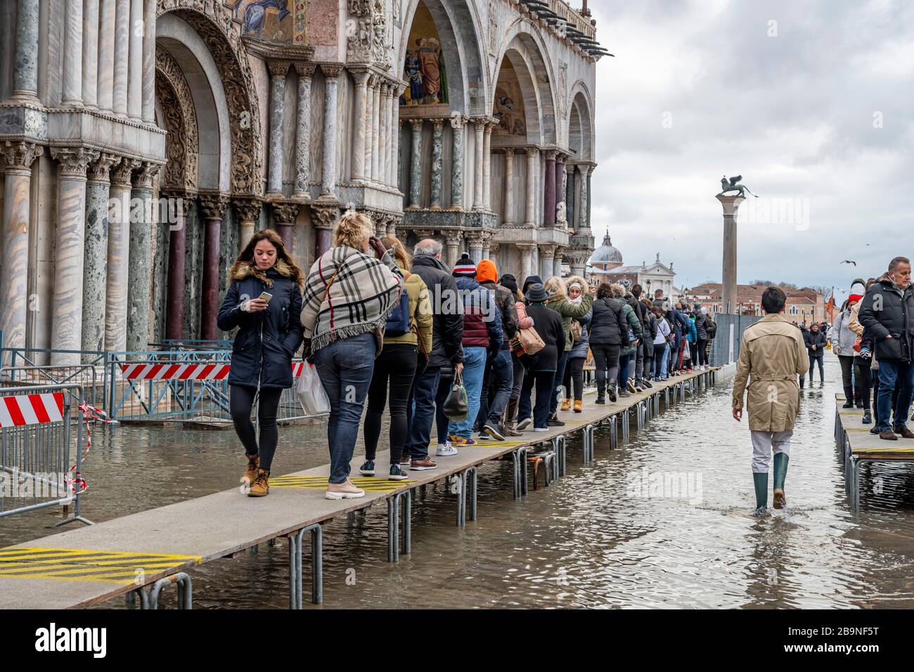 Ad acqua alta sono allestite rampe per turisti, Venezia, Veneto, Italia Foto Stock