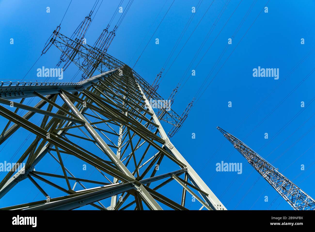 Tralicci ad alta tensione di linee elettriche da 380 KV e 110 KV, nei limiti della città di Herne a Gelsenkirchen, infrastruttura critica, Germania, Foto Stock