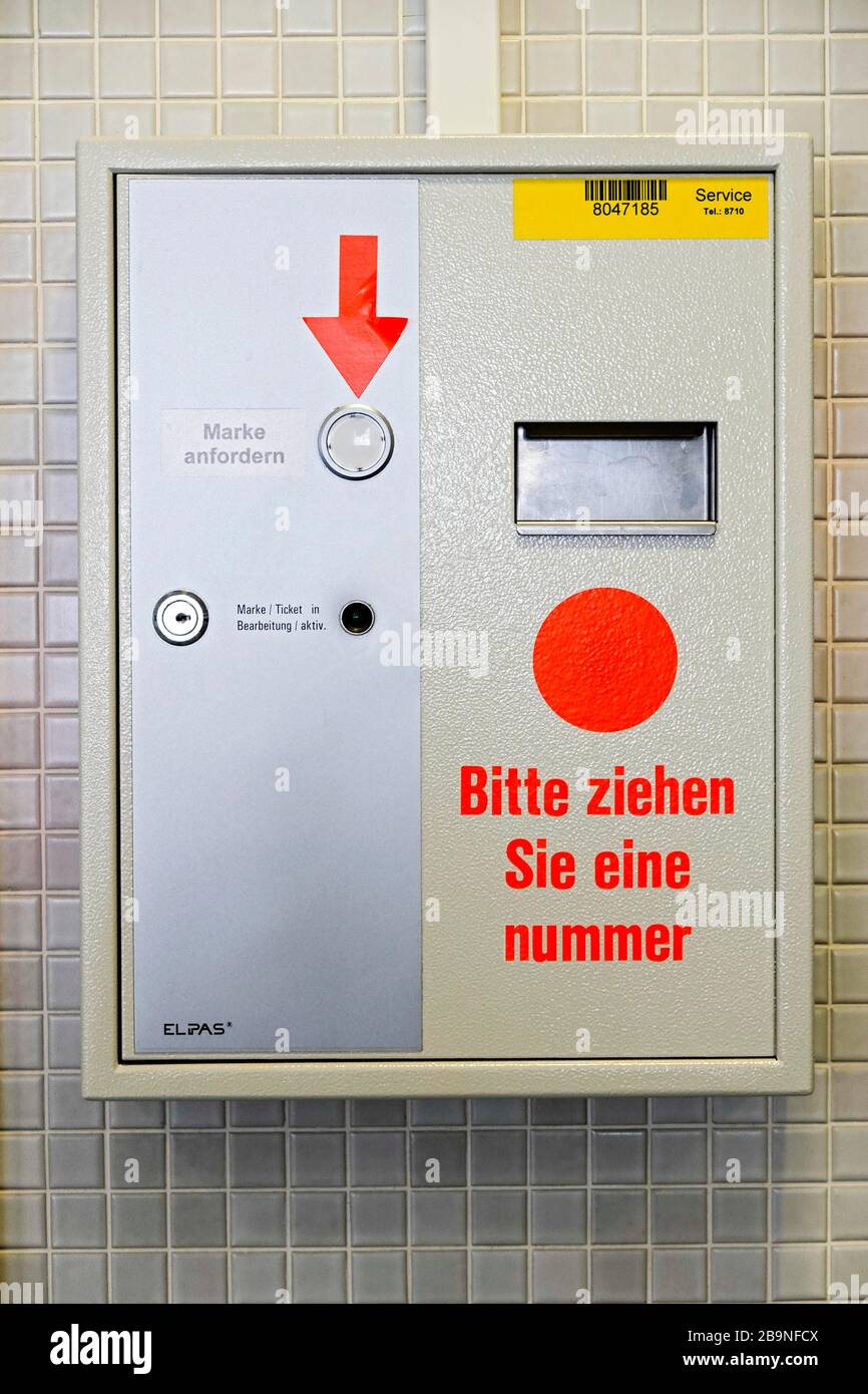 Dispositivo per l'emissione di timbri d'attesa, sala d'attesa in ospedale, Baviera, Germania Foto Stock