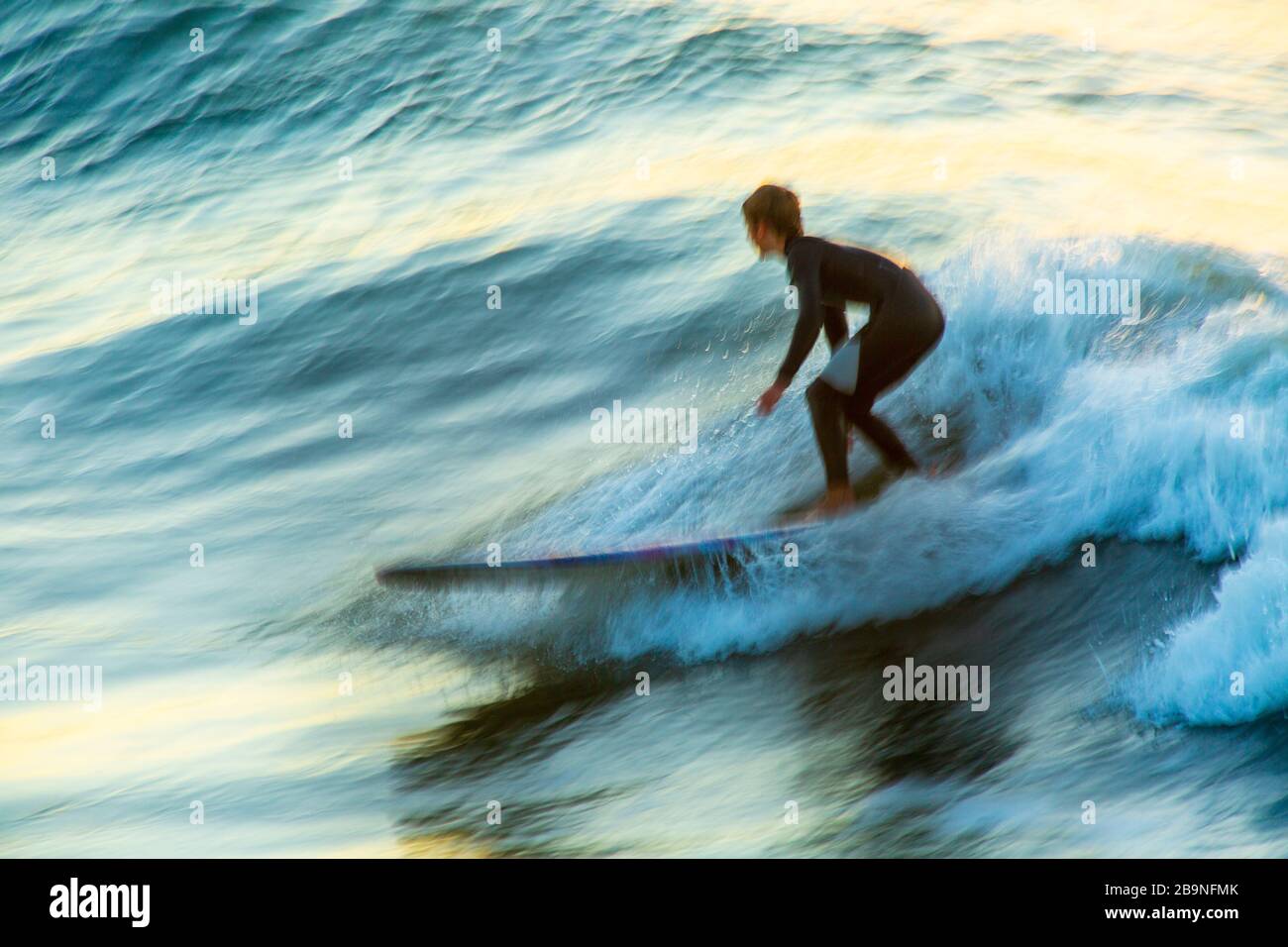 Foto di motion blur del surf a Leadbetter Point all'alba, Santa Barbara, California Foto Stock