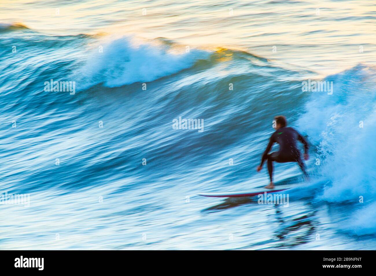 Foto di motion blur del surf a Leadbetter Point all'alba, Santa Barbara, California Foto Stock