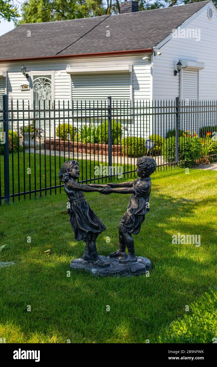 Gary, Indiana, USA - 27 luglio 2019: Statua dei bambini che giocano nella ex casa della famiglia Jackson Foto Stock