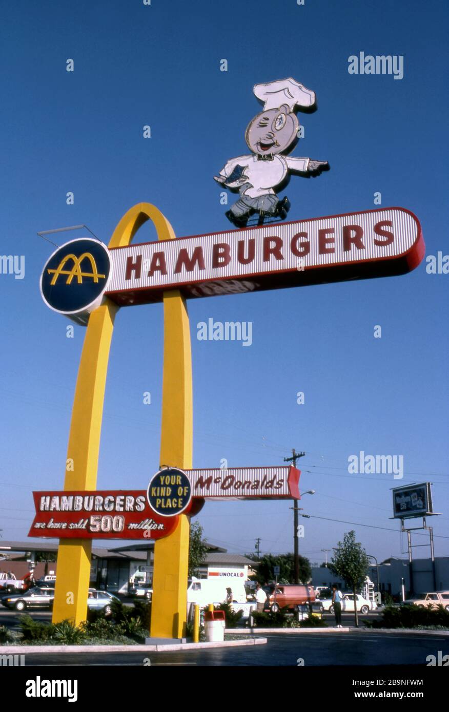 Il cartello del McDonald's presenta la mascotte originale Speedee e grandi archi dorati al più vecchio ristorante operativo McDonalds a Downey, California Foto Stock