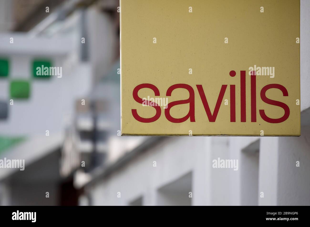 Un cartello si trova sopra un agente immobiliare Savills a Guildford, Surrey U.K. Venerdì 20 marzo 2020 Foto Stock