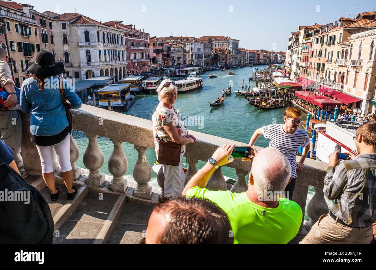Turisti sul Ponte di Rialto sul Canal Grande a Venezia. Foto Stock