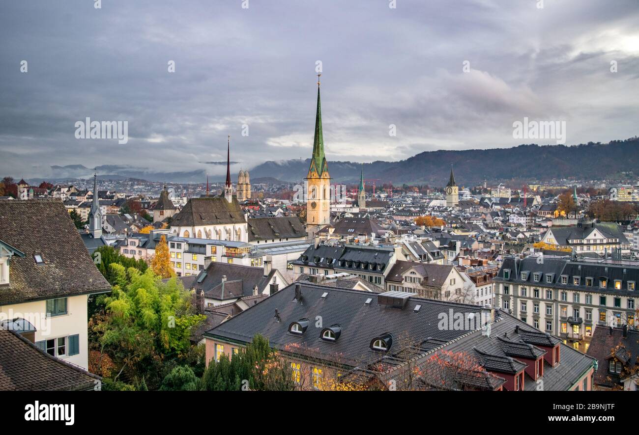 Veduta aerea del centro storico di Zurigo dopo il tramonto - Zurigo, Svizzera (autunno/autunno) Foto Stock