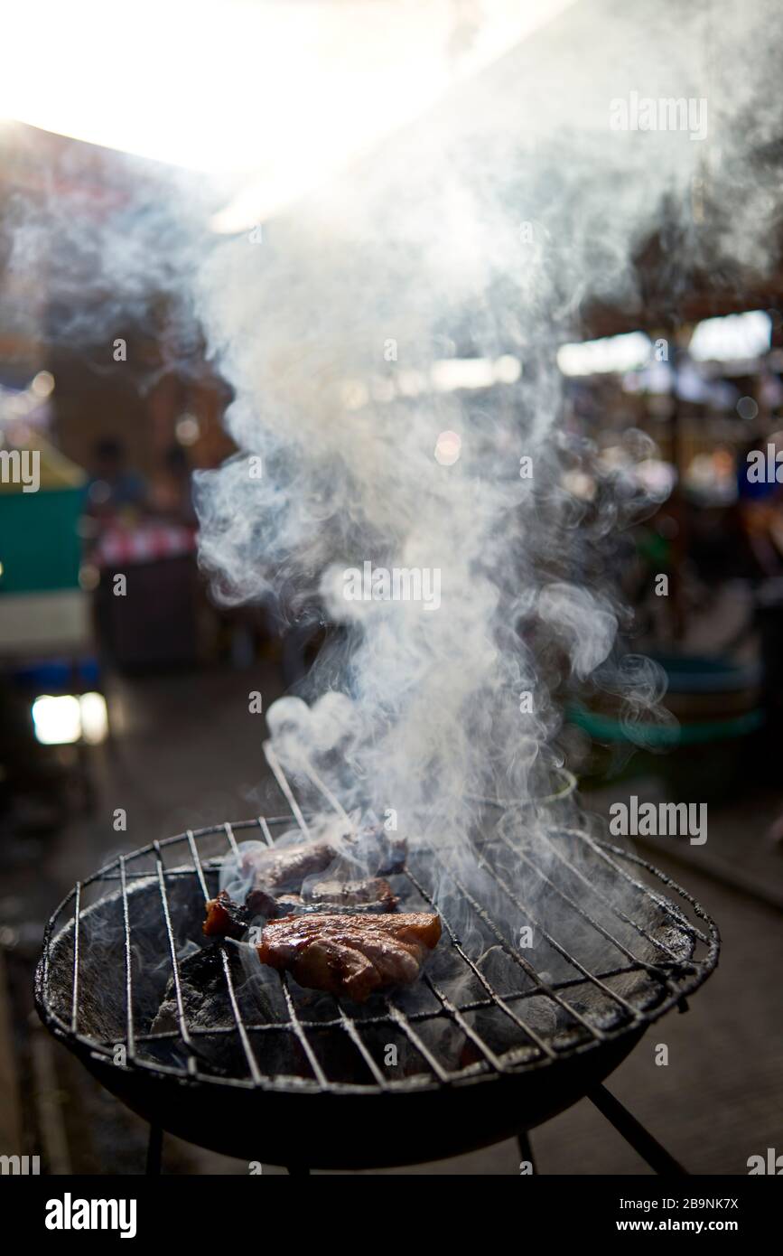 Pezzo di carne cotto nelle strade del mercato pubblico del carbonio. Foto Stock