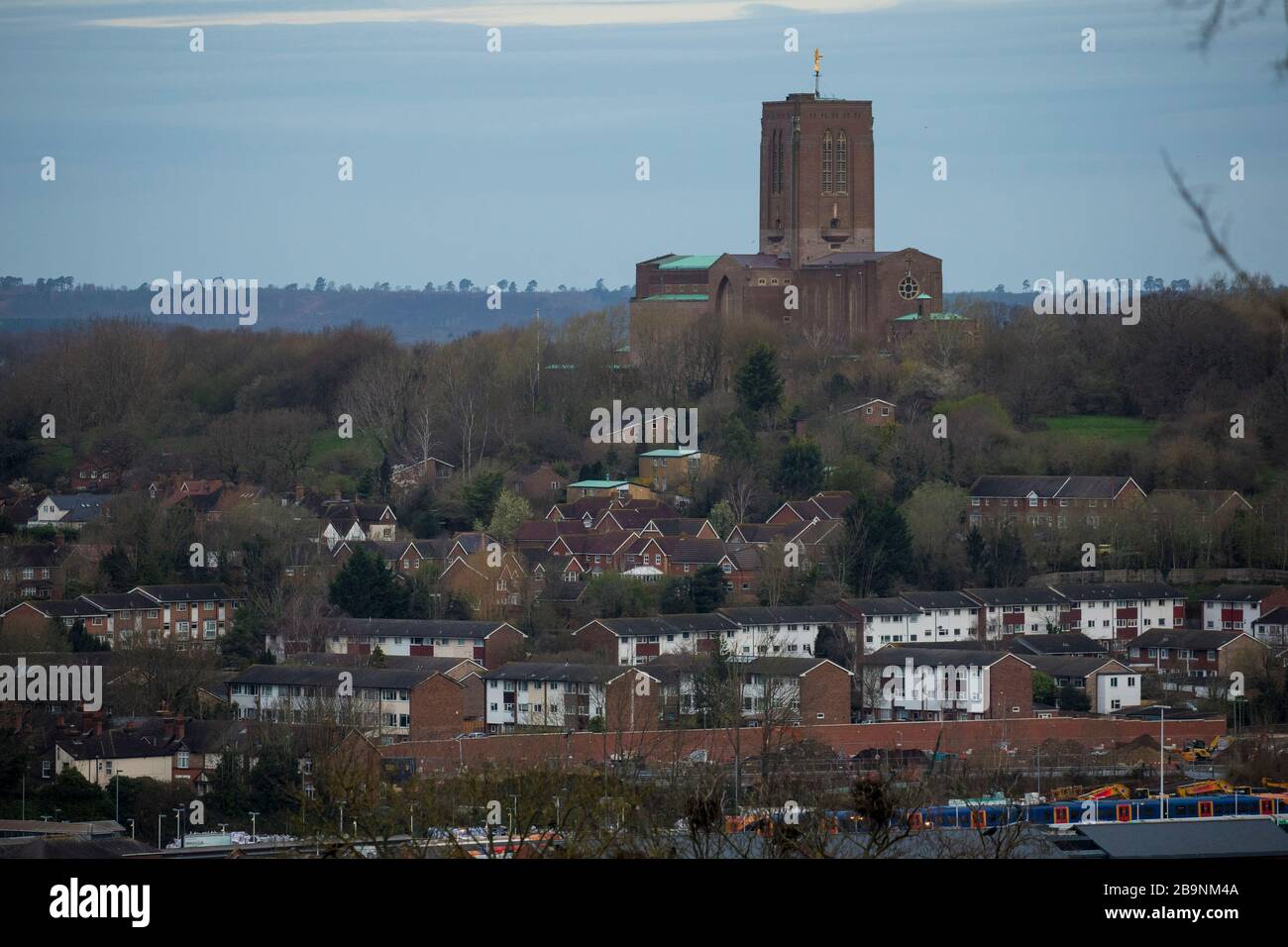 Una vista generale della Cattedrale di Guildford e di Guildford, Surrey, U.K. Venerdì 20 marzo 20200 Foto Stock