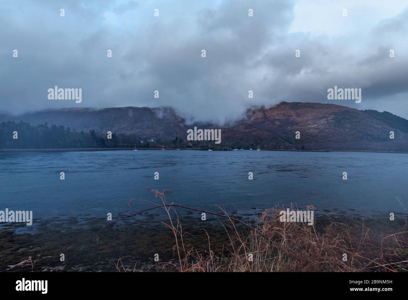 Drammatiche nuvole piovose su Loch Leven nelle Highlands scozzesi Foto Stock