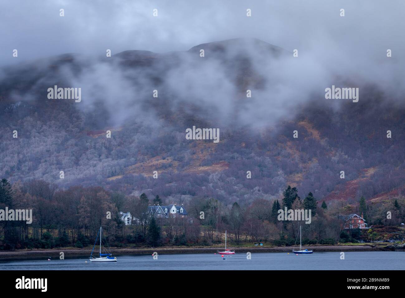 Catena montuosa nuvolosa di Loch Leven nelle Highlands scozzesi Foto Stock