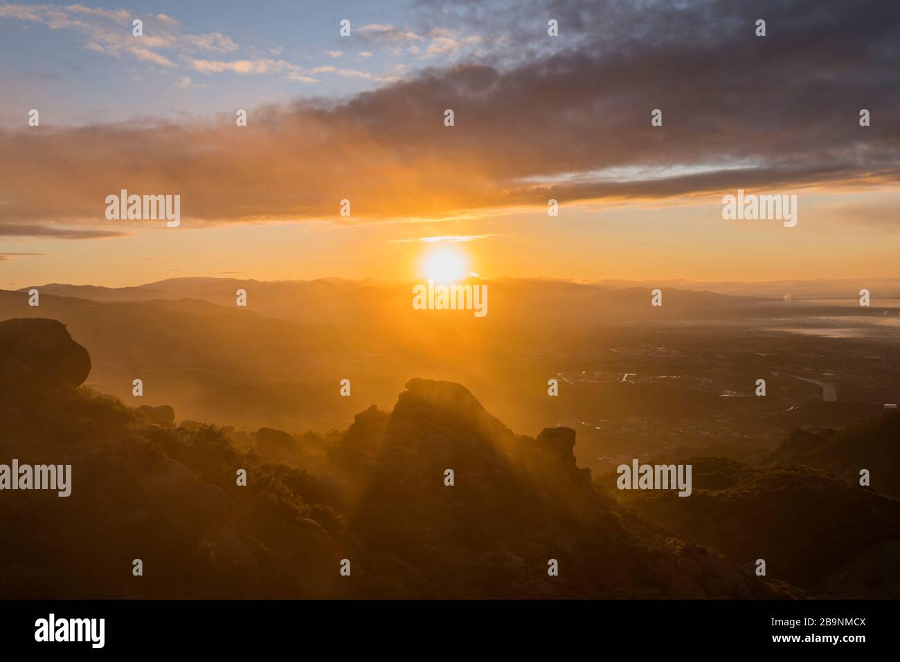 Vista dell'alba di Chatsworth e Los Angeles dal Rocky Peak Park nella contea di Ventura, California, Stati Uniti. Foto Stock